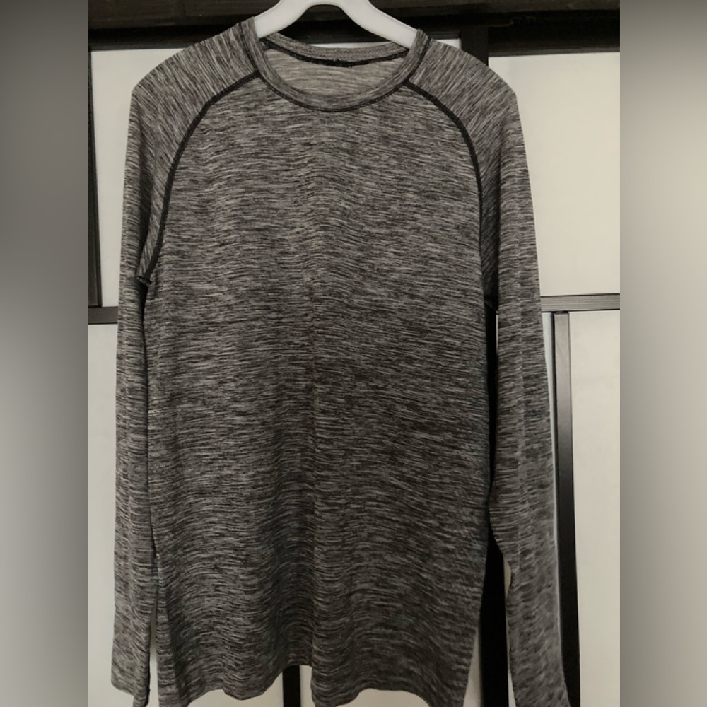Men’s LULULEMON long sleeve athletic tee shirt